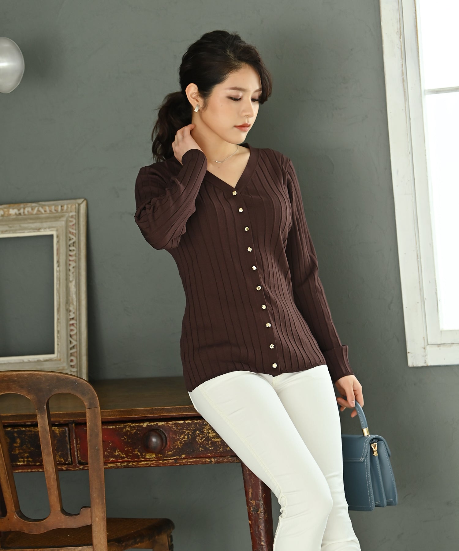 overE 96 白　 Vネック セーター　袖ボタン　Heart closet overE 96 白 Vネック セーター 袖ボタン Heart closet レディース