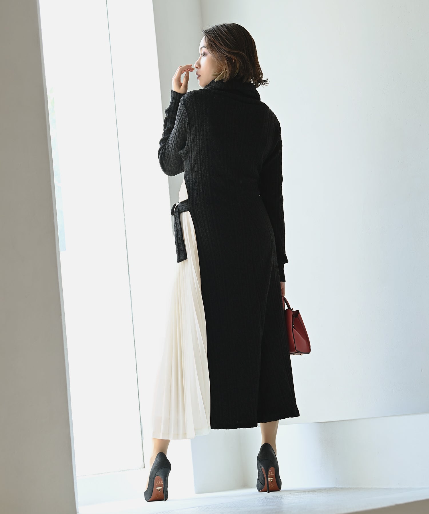 黒いハイネックプリーツワンピース プリーツワンピース ニット ニットワンピース ワンピース